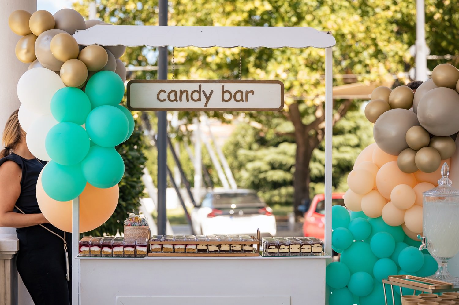 Στολισμός βάπτισης διδύμων στη Λάρισα. Candy bar με μπαλόνια σε teal και χρυσό χρώμα έξω από την εκκλησία.