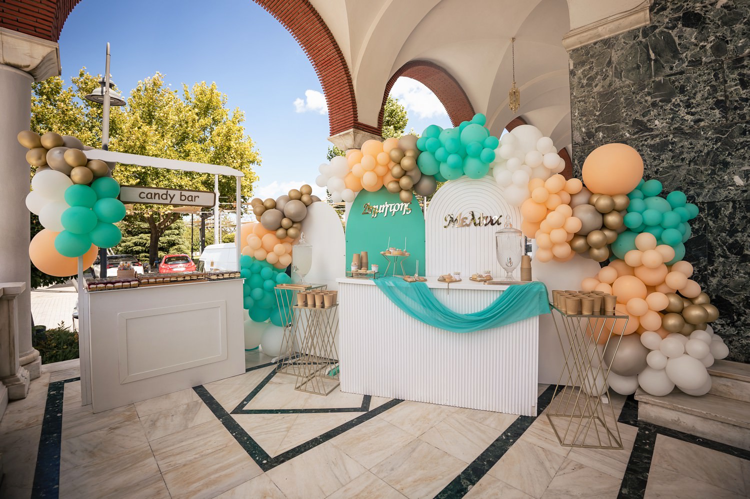 Στολισμός βάπτισης διδύμων στη Λάρισα. Candy bar με μπαλόνια σε teal και χρυσό χρώμα στον περίβολο της εκκλησίας.